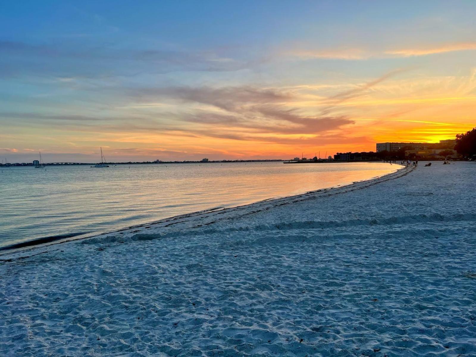 Gorgeous Beach Condo Sint-Petersburg Buitenkant foto